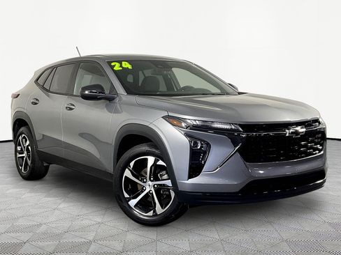 Used 2024 Chevrolet Trax RS w/ Driver Confidence Package FWD image 3