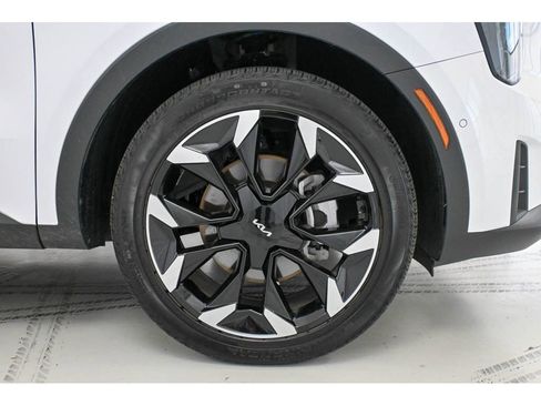 Certified 2025 Kia Sorento SX image 8