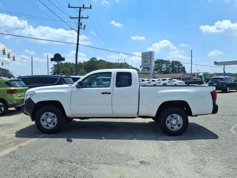 Used 2022 Toyota Tacoma SR RWD image 5
