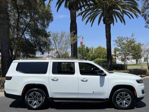 Used 2024 Jeep Wagoneer L Series II RWD image 28