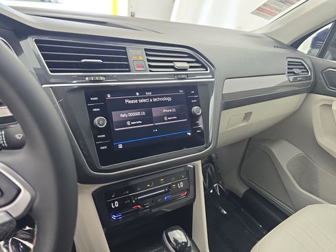Used 2023 Volkswagen Tiguan SE w/ Panoramic Sunroof Package FWD image 20