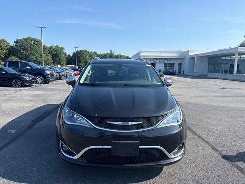 Used 2019 Chrysler Pacifica Limited FWD image 2