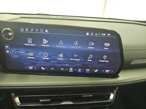 Used 2025 Chevrolet Traverse LT image 3