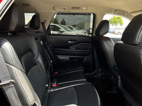 Used 2024 Nissan Pathfinder SL AWD/4WD image 30