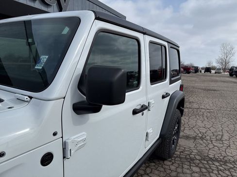 Used 2022 Jeep Wrangler Unlimited Sport image 11