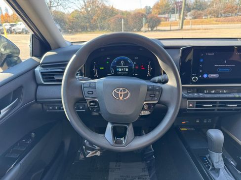 Used 2025 Toyota Camry LE image 29