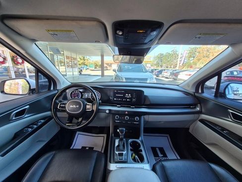 Used 2023 Kia Carnival LX image 15