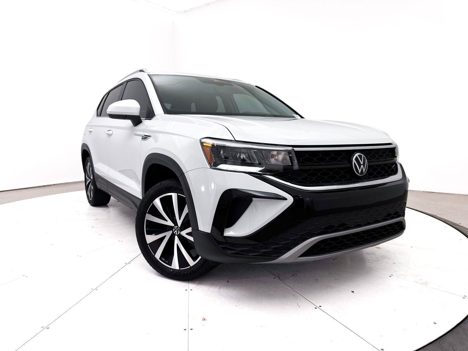 Used 2023 Volkswagen Taos SE w/ Panoramic Sunroof Package FWD image 1