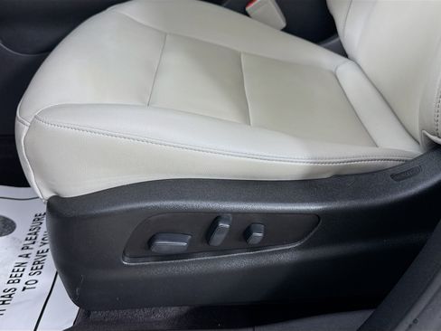 Used 2021 Cadillac XT4 Luxury w/ Cold Weather Package FWD image 19