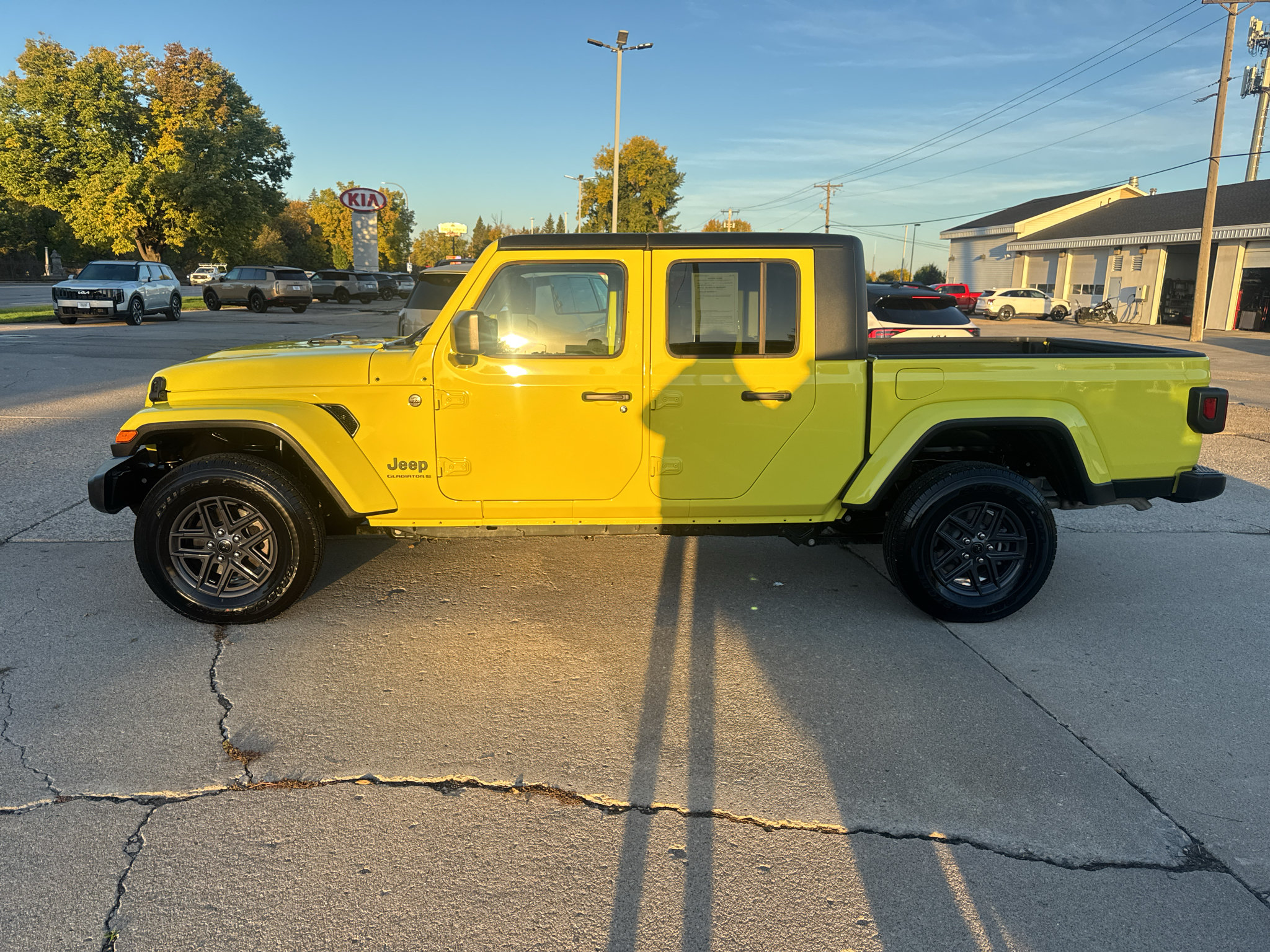 Used 2024 Jeep Gladiator Sport AWD/4WD image 1