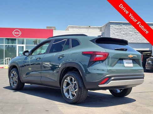 Used 2025 Chevrolet Trax LT FWD image 2