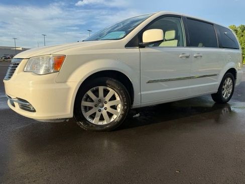Used 2013 Chrysler Town & Country Touring FWD image 4