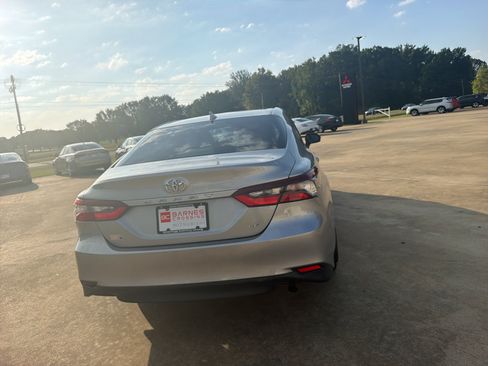 Used 2021 Toyota Camry LE FWD image 5