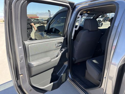 Used 2024 Nissan Frontier SV w/ SV Convenience Package image 9