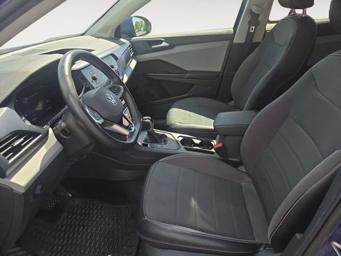 Used 2022 Volkswagen Taos SE w/ Panoramic Sunroof Package FWD image 9