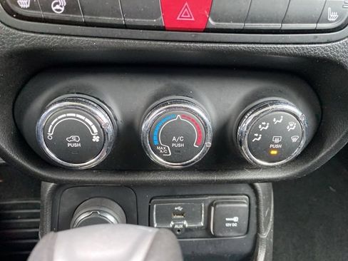 Certified 2017 Jeep Renegade Latitude w/ Cold Weather Group image 25