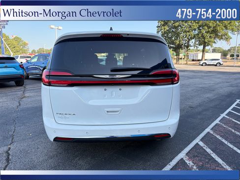 Used 2023 Chrysler Pacifica Touring-L FWD image 6