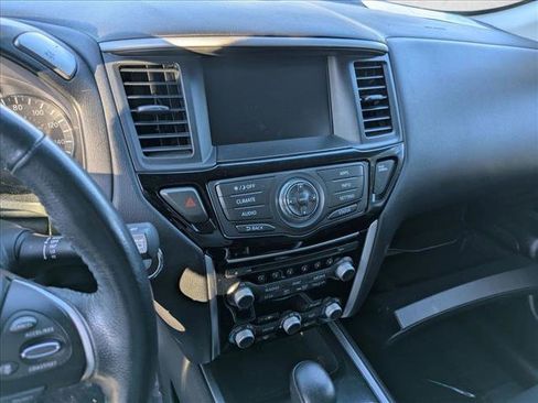 Used 2019 Nissan Pathfinder SV image 12