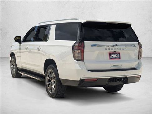 Used 2024 Chevrolet Suburban LT RWD image 7