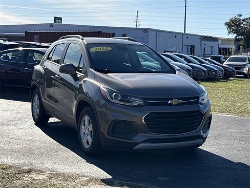 Used 2022 Chevrolet Trax LT w/ LT Convenience Package image 2