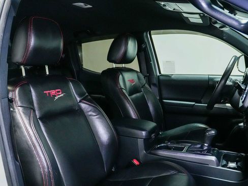 Used 2018 Toyota Tacoma TRD Sport w/ Technology Package image 32