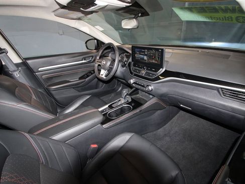 Used 2023 Nissan Altima 2.5 SR w/ SR Premium Package image 21