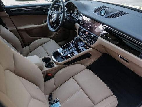 Certified 2025 Porsche Macan AWD/4WD image 35