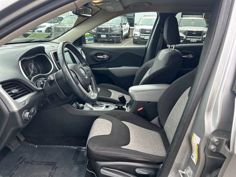 Used 2014 Jeep Cherokee Latitude w/ Trailer Tow Group AWD/4WD image 4