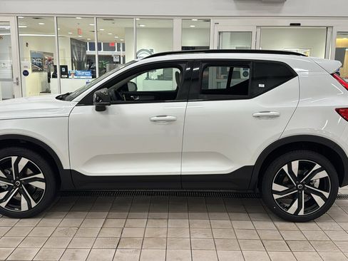 New 2026 Volvo XC40 B5 Ultra w/ Protection Package Premier image 8