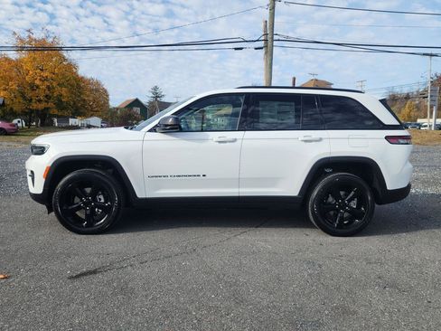New 2025 Jeep Grand Cherokee Altitude image 8