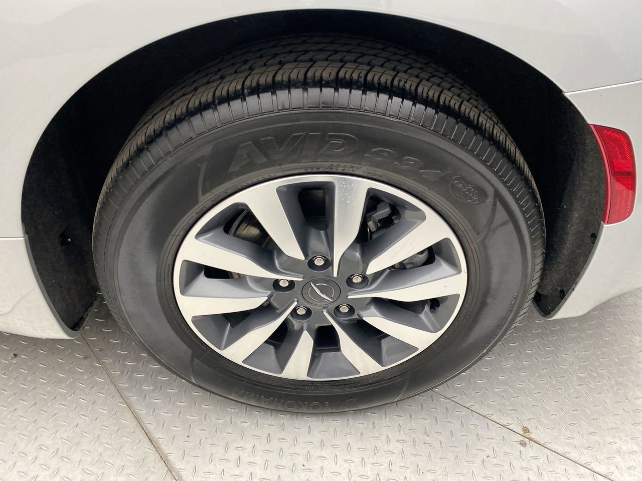 Used 2023 Chrysler Pacifica Touring-L FWD image 10