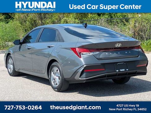 Certified 2024 Hyundai Elantra SE FWD image 3