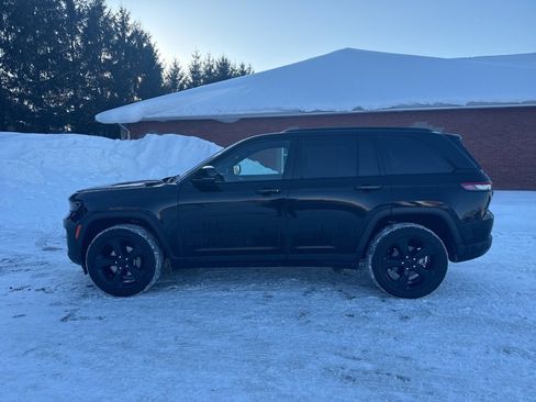 Used 2023 Jeep Grand Cherokee Altitude image 3