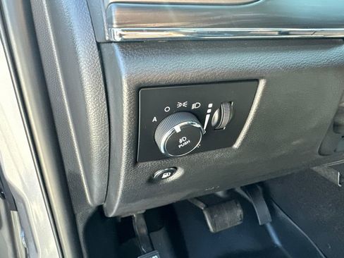 Used 2019 Jeep Grand Cherokee Limited AWD/4WD image 25