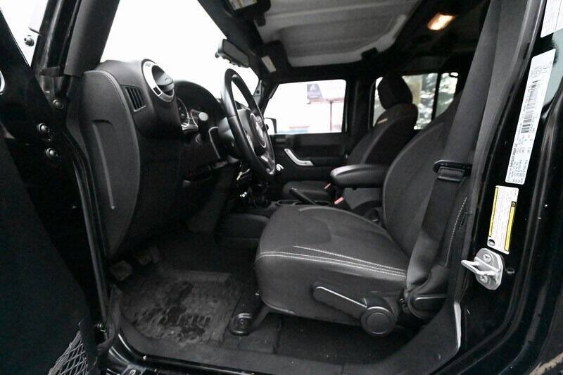 Used 2015 Jeep Wrangler Unlimited Sahara w/ Dual Top Group AWD/4WD image 19