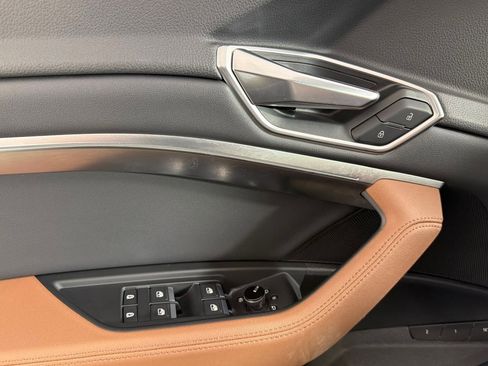 Used 2022 Audi e-tron Premium image 10