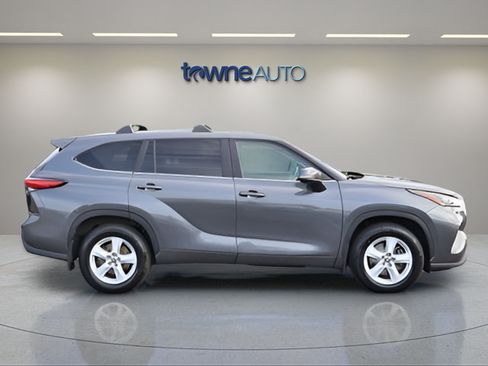 Used 2023 Toyota Highlander LE FWD image 8