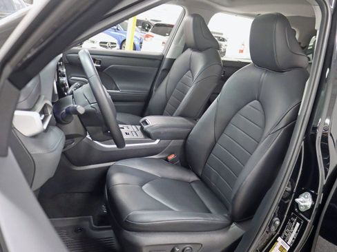 Used 2020 Toyota Highlander XLE image 21