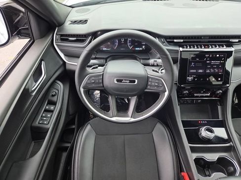 Used 2024 Jeep Grand Cherokee Altitude AWD/4WD image 4