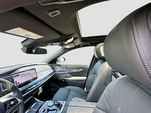 Used 2024 BMW i7 xDrive60 w/ Executive Package image 20
