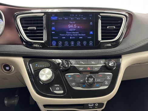 Used 2017 Chrysler Pacifica Limited FWD image 21