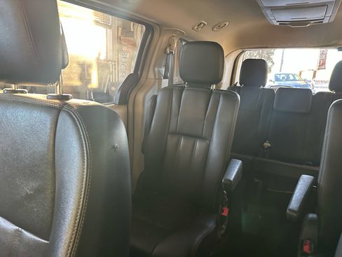 Used 2016 Chrysler Town & Country Touring w/ Driver Convenience Group image 17