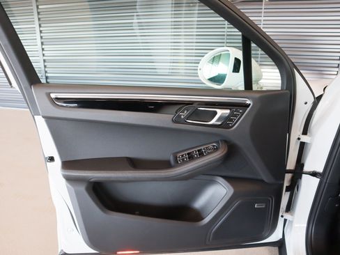 Used 2025 Porsche Macan image 23