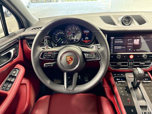 Certified 2026 Porsche Macan S AWD/4WD image 17