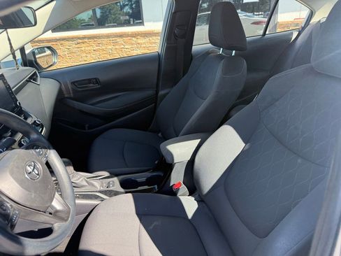 Used 2022 Toyota Corolla LE FWD image 3