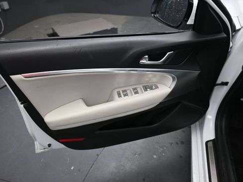 Used 2025 Genesis G70 2.5T AWD/4WD image 16