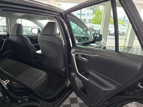 Used 2025 Toyota RAV4 XLE AWD/4WD image 38