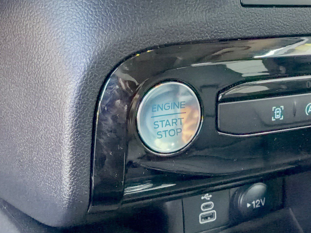 Used 2025 Ford Escape Platinum AWD/4WD image 20