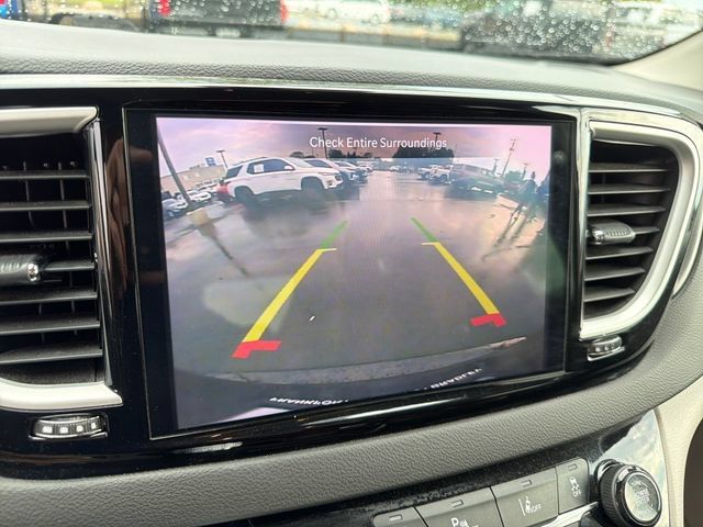 Used 2024 Chrysler Pacifica Touring-L FWD image 19