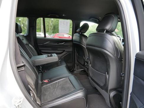 Used 2024 Jeep Grand Cherokee Altitude AWD/4WD image 9